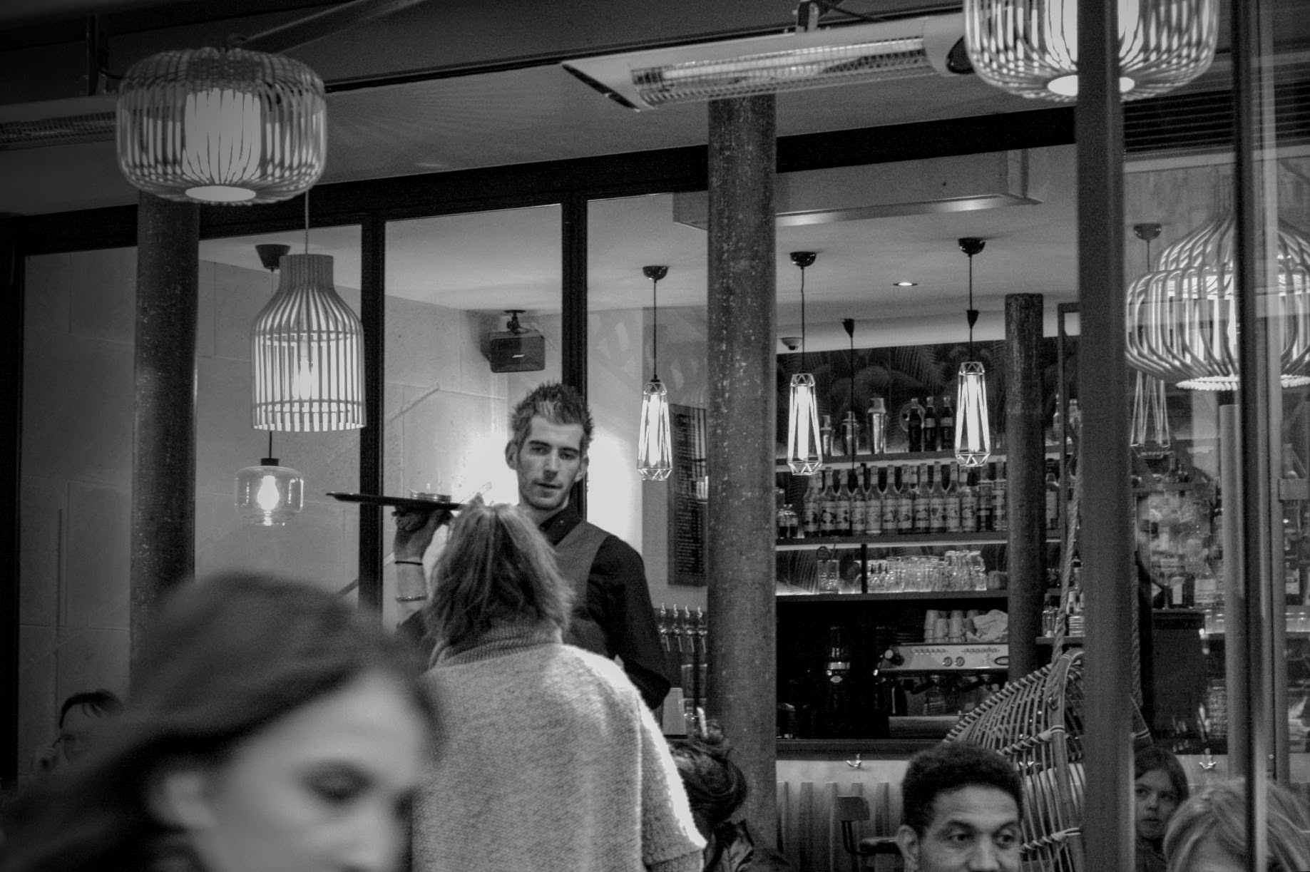 Vor einem Bistrot in Paris