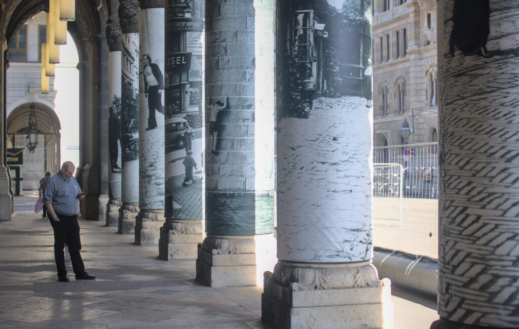 “AUGENBLICK -Straßenfotografie in Wien”: Wie eine Fotoausstellung aussehen sollte
