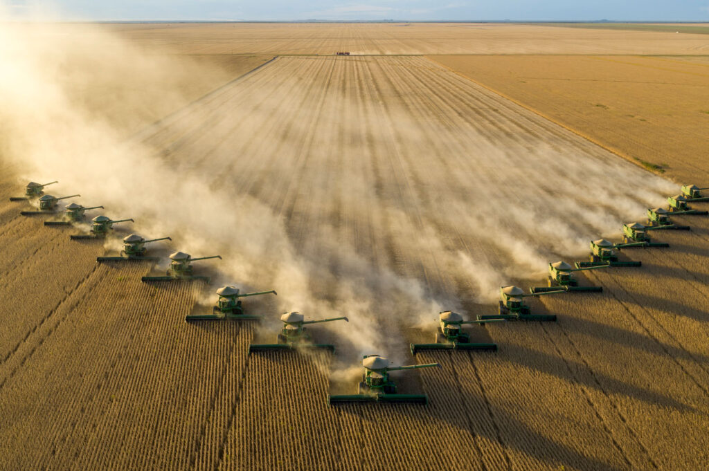 Mähdrescher sammeln sich für die letzte Woche der Sojabohnenernte auf der Fazenda Piratini, einem 25.000 Hektar großen landwirtschaftlichen Betrieb auf weitgehend nicht bewässertem Land. Sie gehört SLC Agricola, dem größten Sojabohnenproduzenten Brasiliens mit über 600.000 Hektar Mega-Farmen, auf denen Sojabohnen, Mais und Baumwolle angebaut werden. Brasilien ist der weltweit größte Exporteur von Sojabohnen, die größtenteils auf Großfarmen wie dieser angebaut werden.