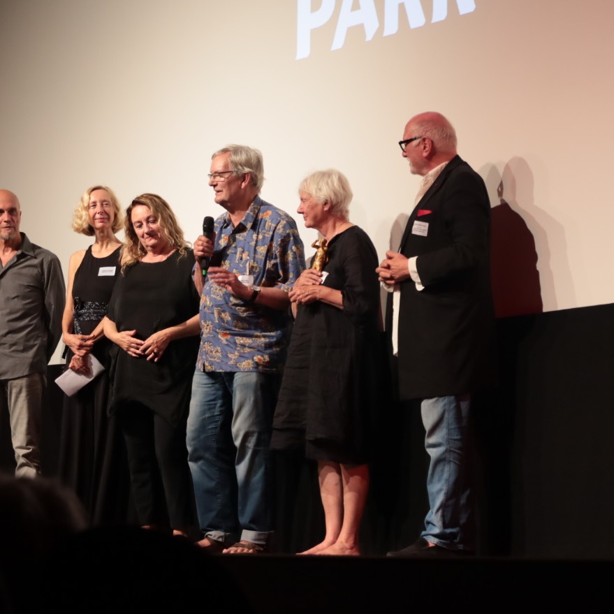 Martin Parr (mit Mikrofon) zwischen seiner Gattin und Lois Lammerhuber. Links: Silvia Lammerhuber