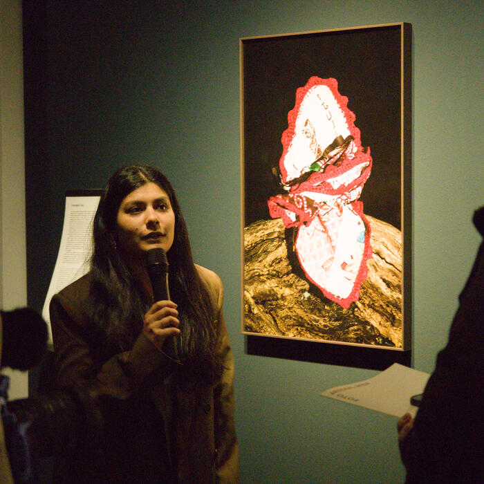 Michelle Piergoelam beim Pressegespräch im Foto Atelier