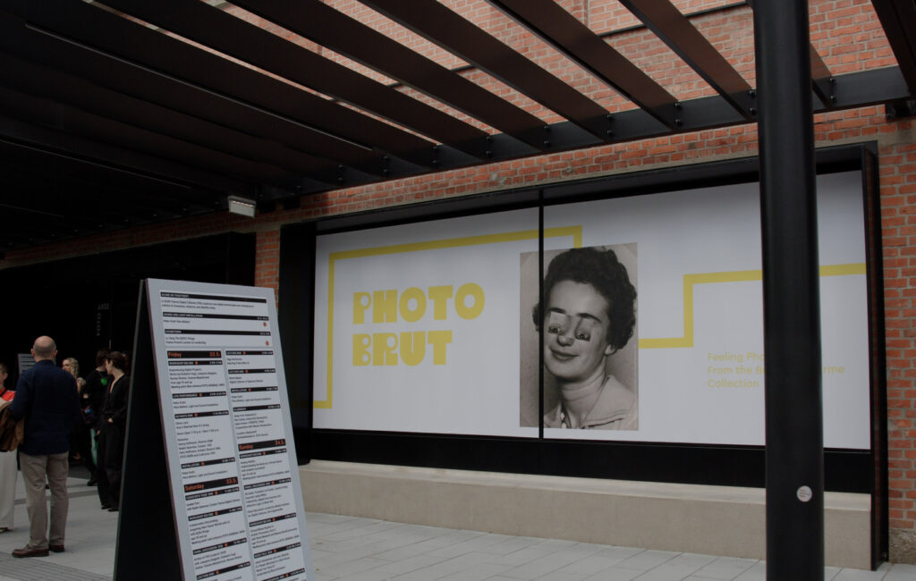 Zwischen Obsession und Vermarktung: Die Entdeckung der „Photo Brut“ im Foto Arsenal Wien